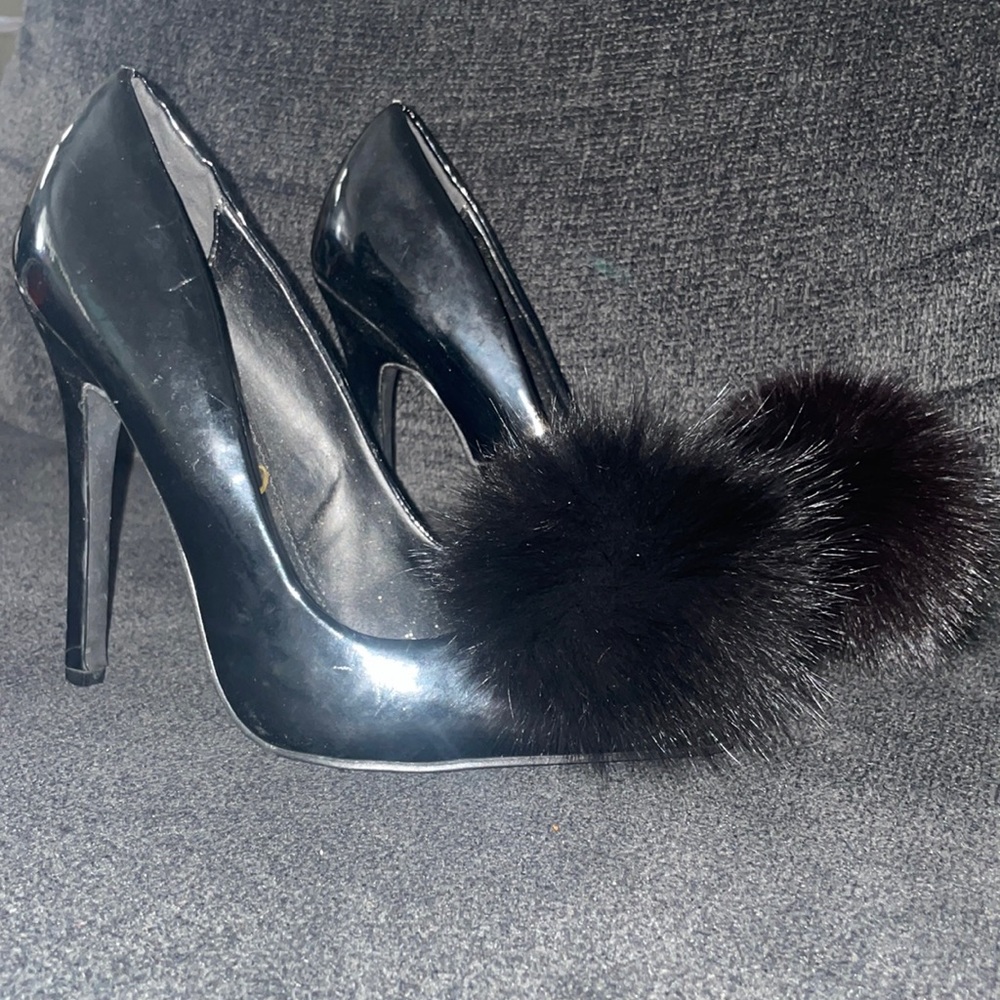 Black pumps